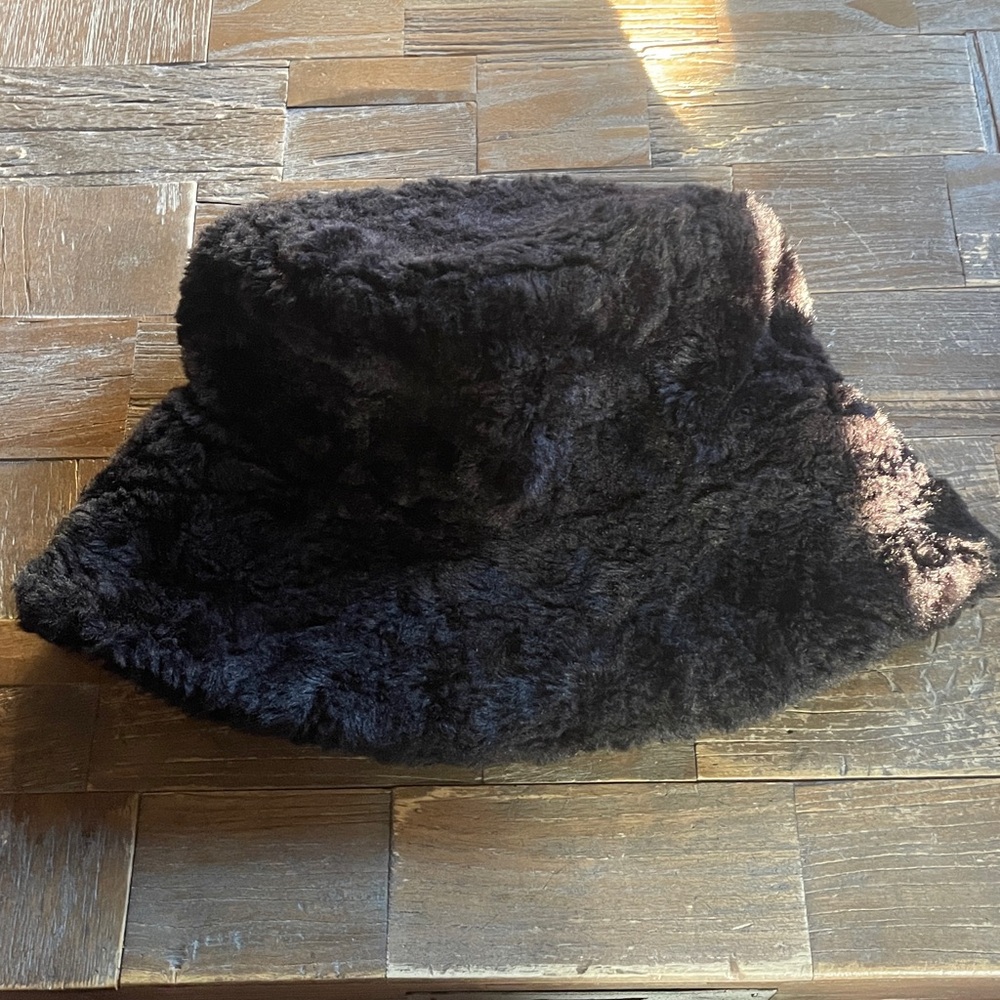 Fits Like a Glove Faux Shearling Bucket Hat🖤